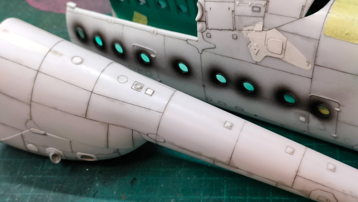 Mi-6 制作中3

細かなディティールを足したり引いたりしています。
リアハッチのダクト状の何か、お腹を開口(多分水を撒くところ)、脚付け根のパネル等々。
まだまだ続きます。