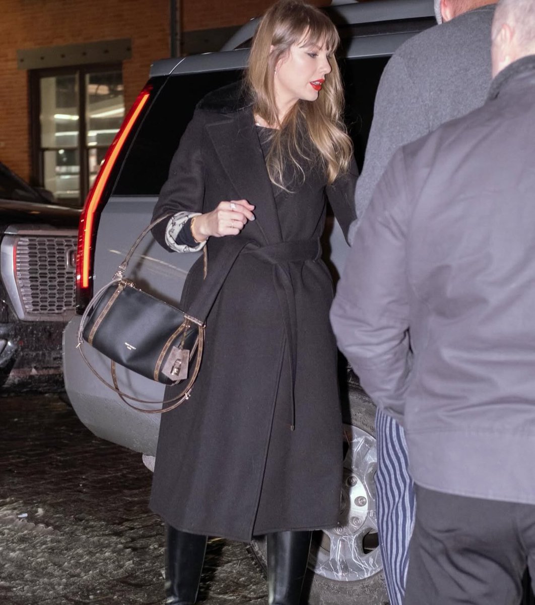 updatecultura's tweet photo. MEU DEUS! Taylor Swift foi vista ontem, em New York. https://t.co/Dmzl9XtNia