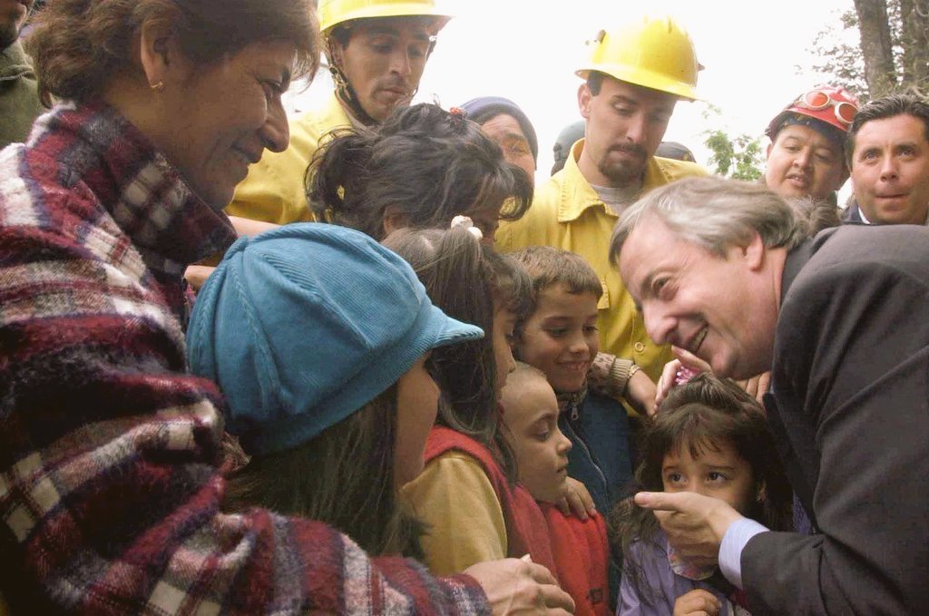 "Quisiera que me recuerden sin llorar ni lamentarme. Quisiera que me recuerden por haber hecho caminos, por haber marcado un rumbo, porque emocioné su alma, porque se sintieron queridos, protegidos y ayudados, porque interpreté sus ansias y canalicé su amor".
#NestorVive