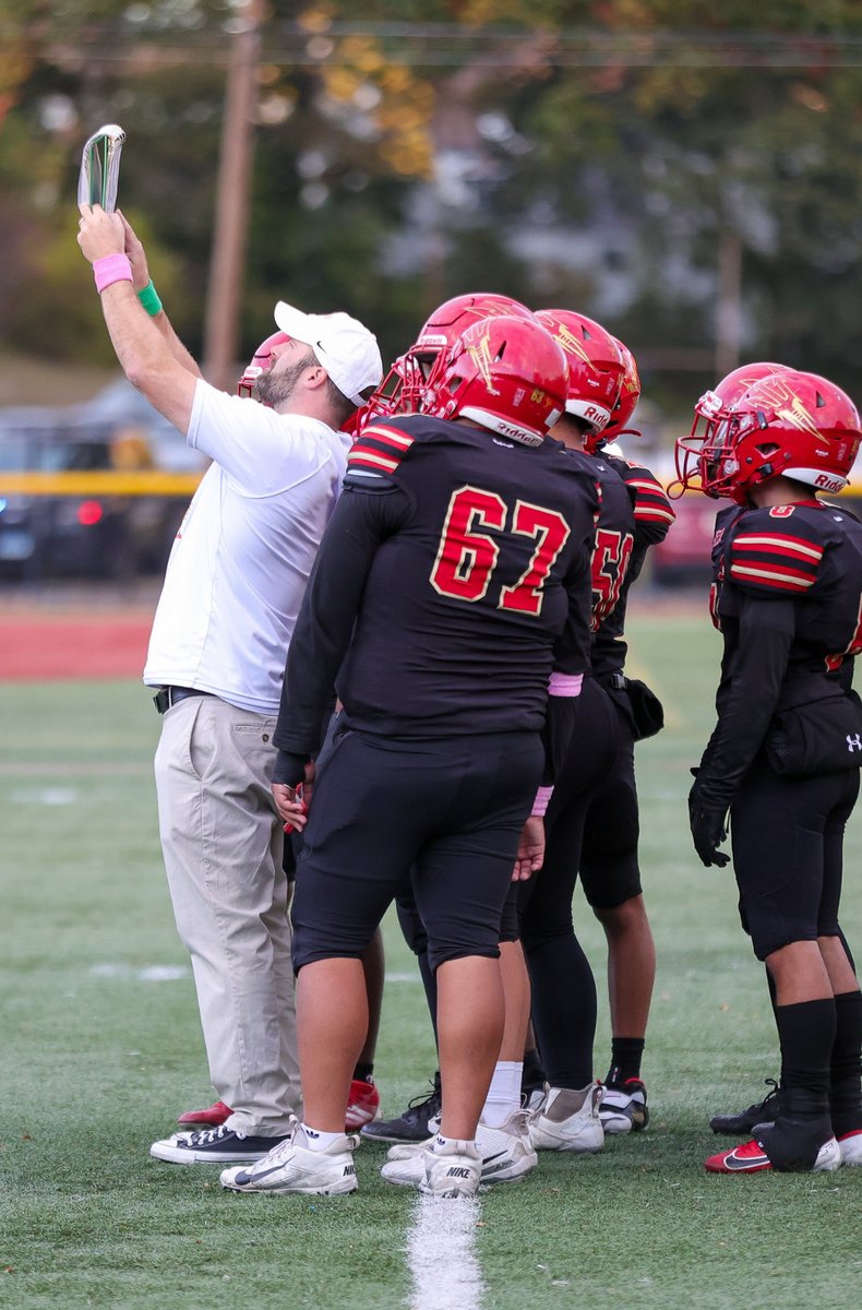 StratfordFootb1's tweet photo. Growth is painful. Change is painful. But, nothing is as painful as staying stuck where you do not belong. #cthsfb #WinterWorkouts #WeeklyQuote #RebuildTheLegacy #StratfordFootballPride https://t.co/z34tv6ctOh