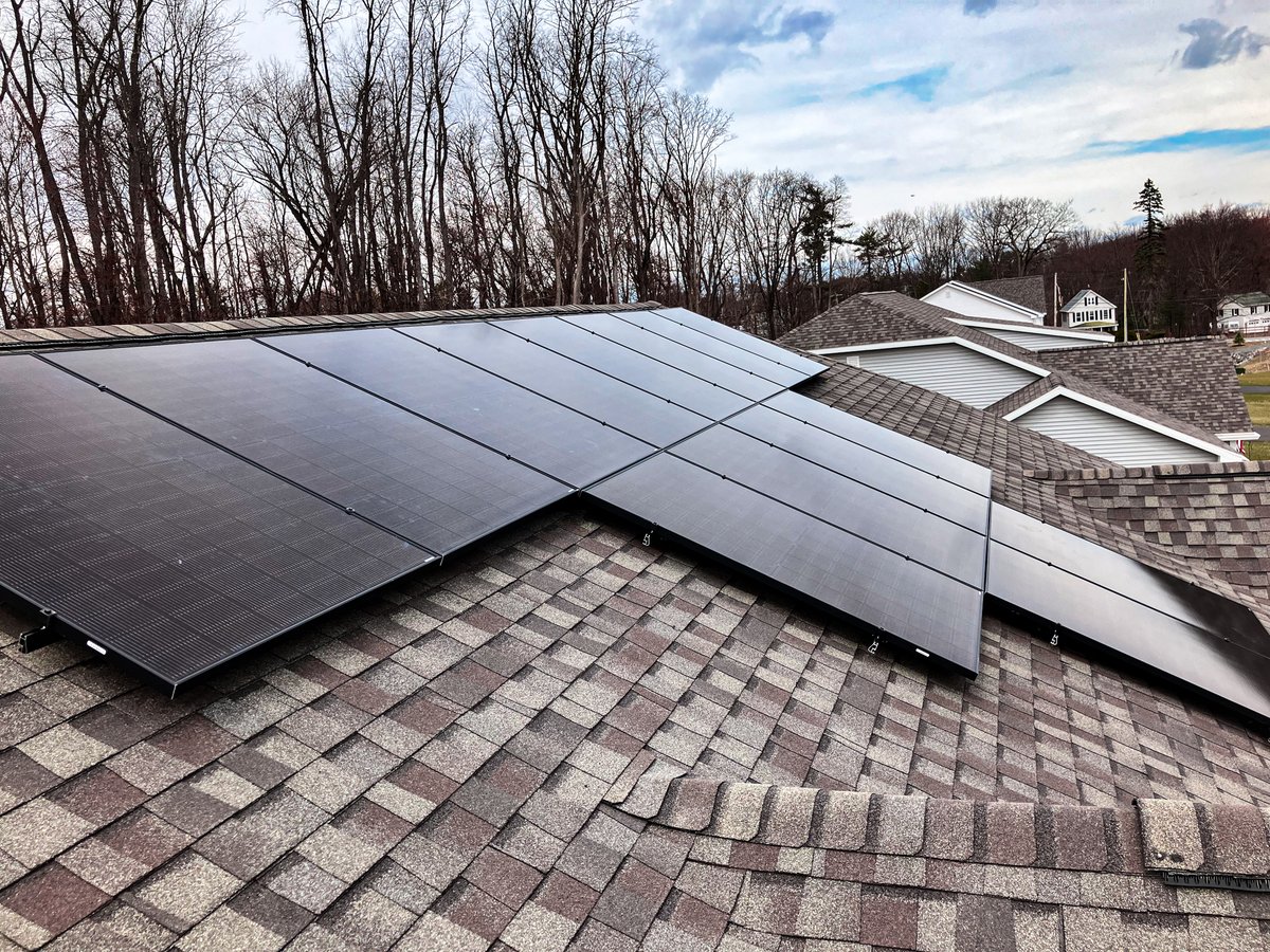 Roof mount solar install completed by our team in Glenmont, NY!

Thinking of getting solar for your home or business? Get in touch!

#KasselmanSolar #solar #solarny