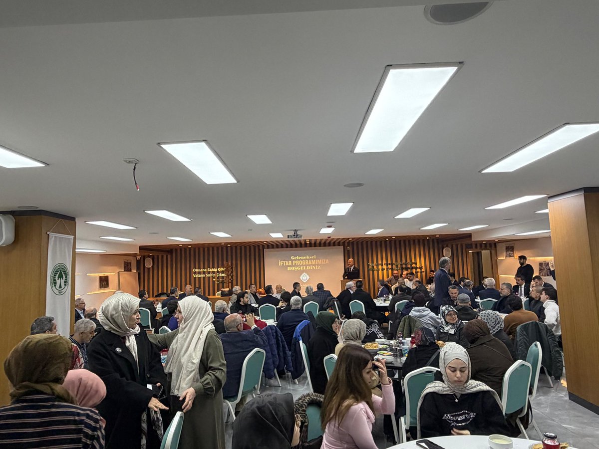 suleymansoylu's tweet photo. Karadeniz’imizde ve bizlerde emeği bulunan kıymetli Ahmet Yaşar Hocaefendi’nin öncülük ettiği Yavuz Selim Vakfı Ankara Şubesi’nin iftar programına, Dr. Orhan Koç’un nazik davetiyle iştirak ettik.

Maddeyi manaya hizmetkâr kılmayı kendisine rehber edinerek zihinleri işgal edip kalpleri çoraklaştıran, nesillerimizi kökünden, tarihinden ve asil mayasından koparmaya çalışan küresel kuşatmaya karşı ortaya konulan bu millî ve bilinçli duruş son derece kıymetlidir.

Yavuz Selim Vakfı’nın ilme, irfana, kültüre ve medeniyet tasavvurumuza sahip çıkan mücadelesini takdir ediyor; bu anlamlı çalışmalarda emeği geçen herkese gönülden teşekkür ediyorum.