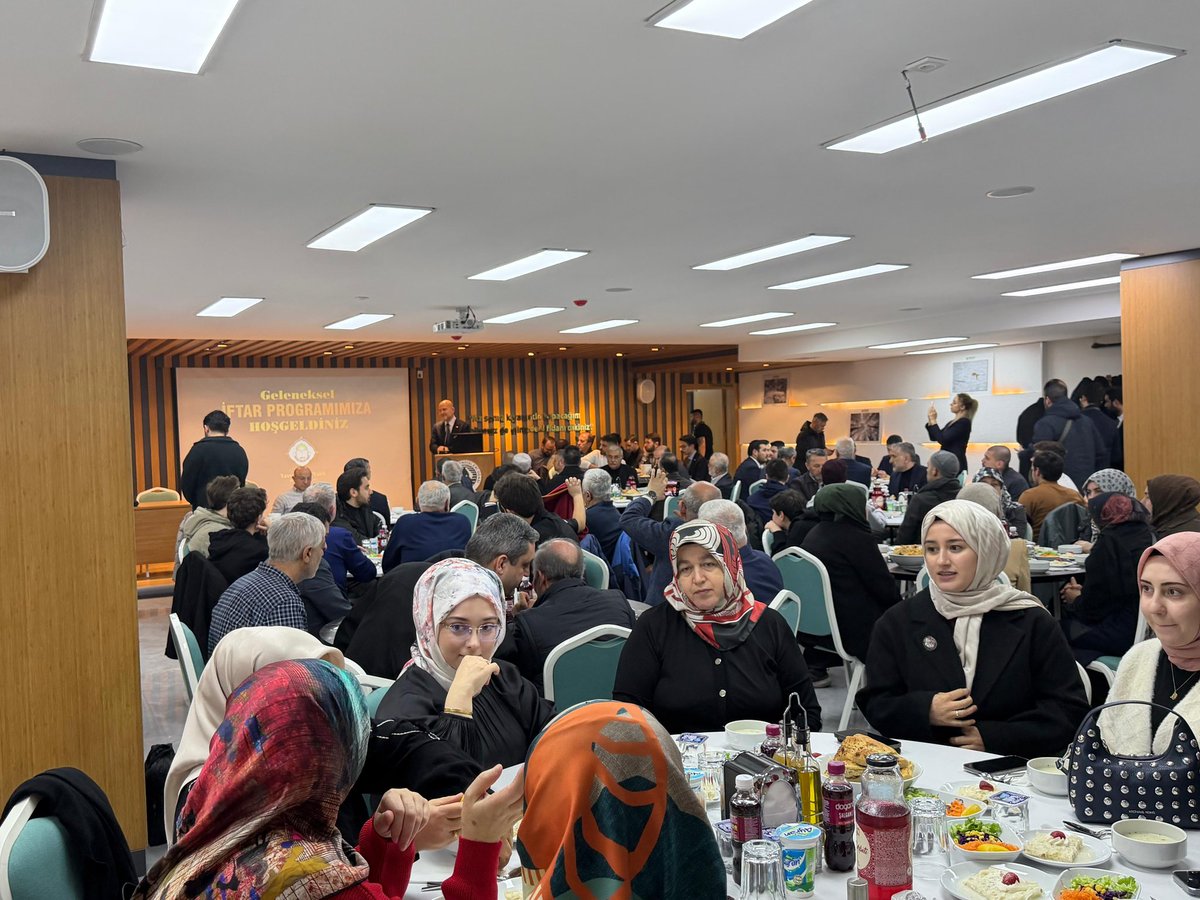 suleymansoylu's tweet photo. Karadeniz’imizde ve bizlerde emeği bulunan kıymetli Ahmet Yaşar Hocaefendi’nin öncülük ettiği Yavuz Selim Vakfı Ankara Şubesi’nin iftar programına, Dr. Orhan Koç’un nazik davetiyle iştirak ettik.

Maddeyi manaya hizmetkâr kılmayı kendisine rehber edinerek zihinleri işgal edip kalpleri çoraklaştıran, nesillerimizi kökünden, tarihinden ve asil mayasından koparmaya çalışan küresel kuşatmaya karşı ortaya konulan bu millî ve bilinçli duruş son derece kıymetlidir.

Yavuz Selim Vakfı’nın ilme, irfana, kültüre ve medeniyet tasavvurumuza sahip çıkan mücadelesini takdir ediyor; bu anlamlı çalışmalarda emeği geçen herkese gönülden teşekkür ediyorum.