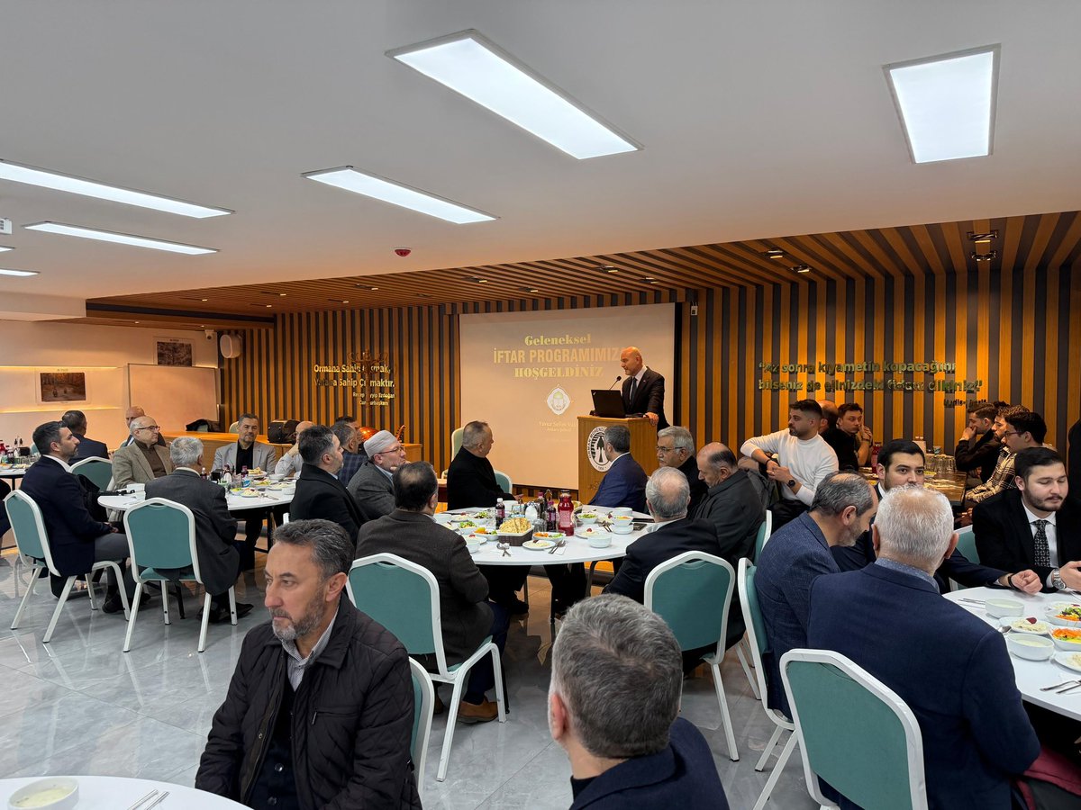 suleymansoylu's tweet photo. Karadeniz’imizde ve bizlerde emeği bulunan kıymetli Ahmet Yaşar Hocaefendi’nin öncülük ettiği Yavuz Selim Vakfı Ankara Şubesi’nin iftar programına, Dr. Orhan Koç’un nazik davetiyle iştirak ettik.

Maddeyi manaya hizmetkâr kılmayı kendisine rehber edinerek zihinleri işgal edip kalpleri çoraklaştıran, nesillerimizi kökünden, tarihinden ve asil mayasından koparmaya çalışan küresel kuşatmaya karşı ortaya konulan bu millî ve bilinçli duruş son derece kıymetlidir.

Yavuz Selim Vakfı’nın ilme, irfana, kültüre ve medeniyet tasavvurumuza sahip çıkan mücadelesini takdir ediyor; bu anlamlı çalışmalarda emeği geçen herkese gönülden teşekkür ediyorum.