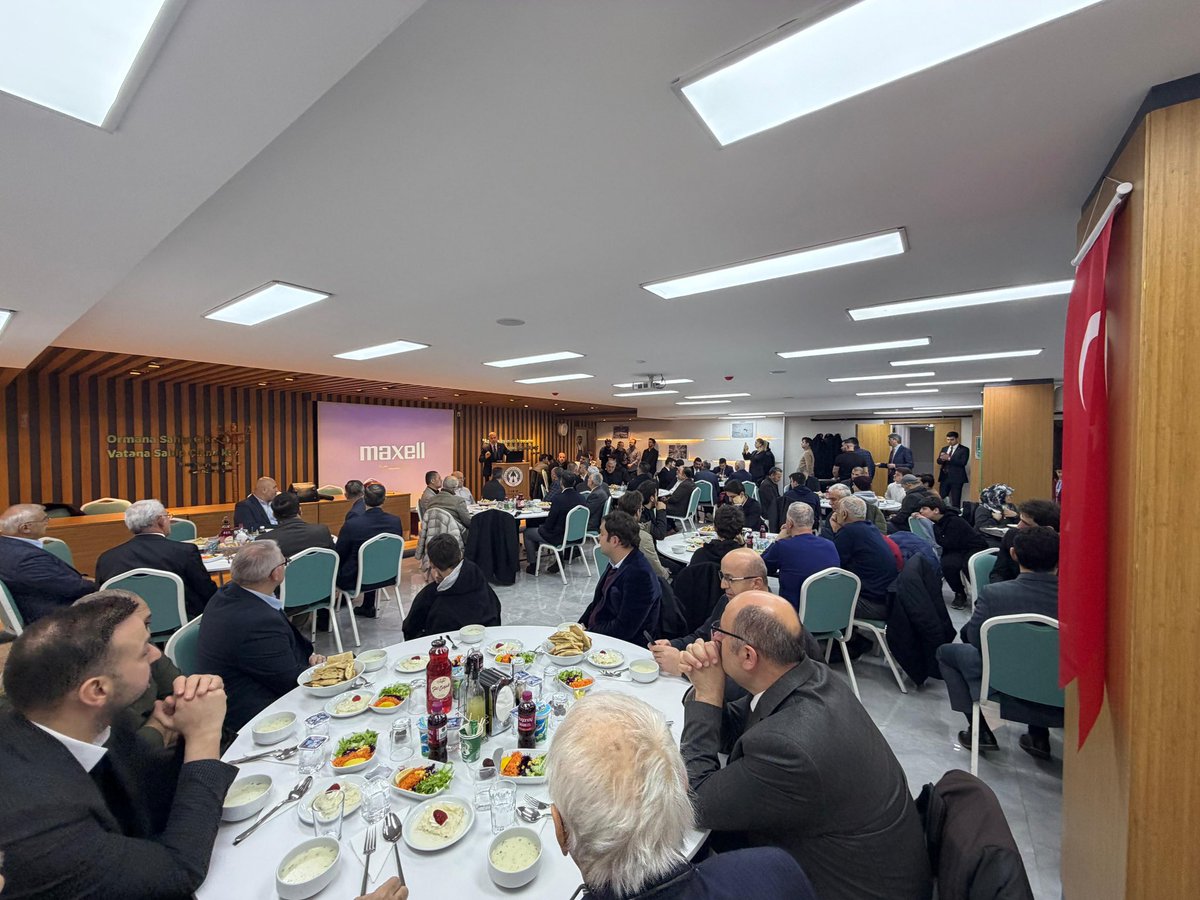 suleymansoylu's tweet photo. Karadeniz’imizde ve bizlerde emeği bulunan kıymetli Ahmet Yaşar Hocaefendi’nin öncülük ettiği Yavuz Selim Vakfı Ankara Şubesi’nin iftar programına, Dr. Orhan Koç’un nazik davetiyle iştirak ettik.

Maddeyi manaya hizmetkâr kılmayı kendisine rehber edinerek zihinleri işgal edip kalpleri çoraklaştıran, nesillerimizi kökünden, tarihinden ve asil mayasından koparmaya çalışan küresel kuşatmaya karşı ortaya konulan bu millî ve bilinçli duruş son derece kıymetlidir.

Yavuz Selim Vakfı’nın ilme, irfana, kültüre ve medeniyet tasavvurumuza sahip çıkan mücadelesini takdir ediyor; bu anlamlı çalışmalarda emeği geçen herkese gönülden teşekkür ediyorum.