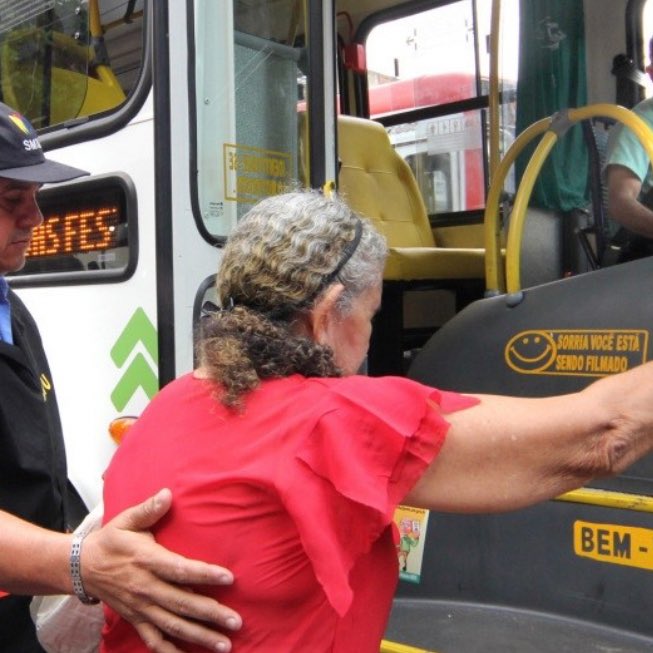 poponze's tweet photo. Uma idosa de 71 anos foi vítima de est*pro dentro de um ônibus no Rio de Janeiro. Segundo a passageira, o motorista parou o veículo, apagou as luzes e a atacou.

“Estou me sentindo suja desse homem sujo. Eu quero que ele seja encontrado. É tudo de ruim”, desabafou. https://t.co/hvpARLmT0c