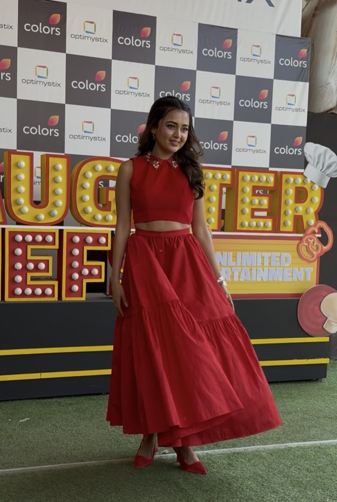 PanditSanjucta's tweet image. Spotlight on her 😍📸
Confidence + Red = Tejasswi magic ❤️🔥
Every paparazzi shot = iconic 💃✨

#TejaTroops #RedPower #FashionGoals #TejasswiPrakash