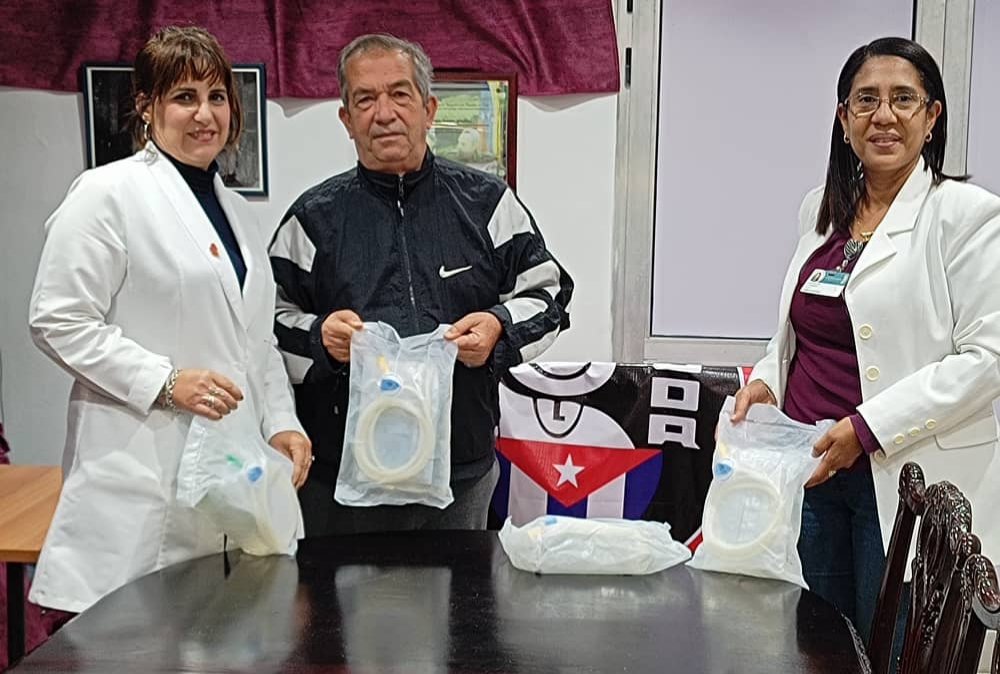 GHNordelo5's tweet photo. Dos cajas con bolsas de líquido de diálisis para los pacientes de diálisis peritoneal domiciliaria, fueron entregadas al Instituto de Nefrología por los #CDRCuba y el proyecto "A Cuba hay que quererla". ¡Gracias a los hermanos solidarios que las donaron! #Cuba  #TumbaElBloqueo https://t.co/MjuRISikcU