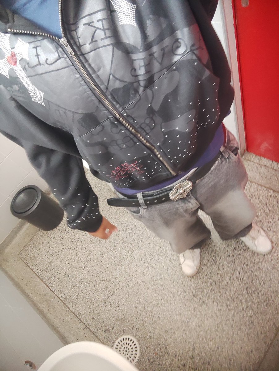 patpardola's tweet photo. quebrei minha mão dando tapa na bunda da puta https://t.co/eU1qR3SnQo