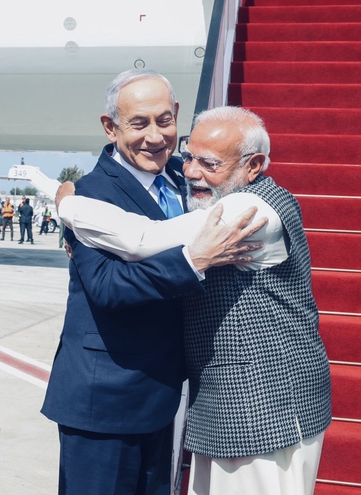 Birbirleri için yaratılmışlar! Biri, Gujarat'ta iki günde 2000 Müslümanı öldürdüğü için on yıl boyunca Avrupa ve Amerika'ya giriş vizesi reddedildi; diğerine, Gazze'de 75.000 masum Filistinliye soykırım suçu için Uluslararası Ceza Mahkemesi’nin verdiği tutuklama emri bulunuyor.