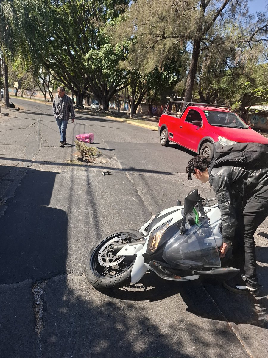 siguealLic's tweet photo. @siapagdl @Trafico_ZMG @GuadalajaraGob @VeroDelgadilloG @Trafico_ZMG ya cayó otra víctima de @siapagdl hay lesionado https://t.co/xD2sCfksu9