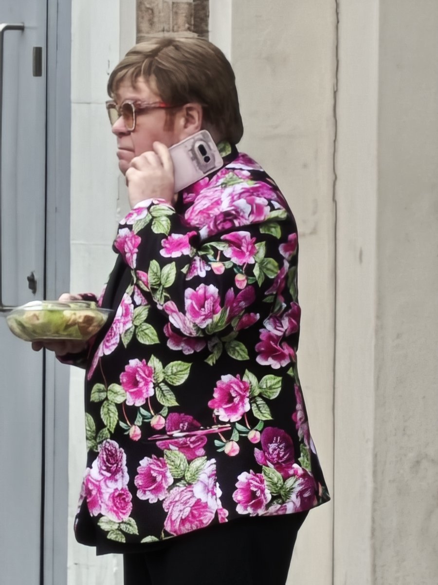 nothing's tweet photo. Is that a Tesco meal deal? https://t.co/ejsuT10bED