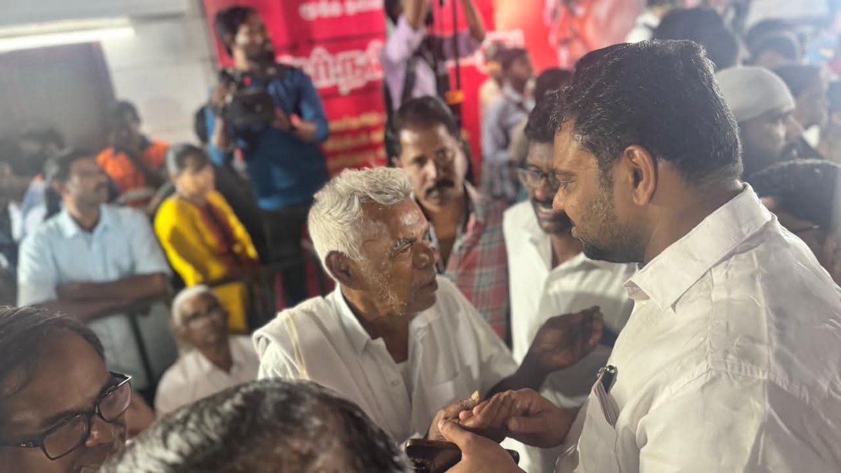 sdpitnhq's tweet photo. சென்னையில் இன்று காலை மரணமடைந்த மூத்த பொதுவுடைமைவாதி, சுதந்திரப் போராட்ட வீரர், தகைசால் தமிழர்  ஐயா இரா.நல்லகண்ணு அவர்களின் உடல் சென்னை CPI அலுவலகத்தில் பொதுமக்கள் அஞ்சலிக்காக வைக்கப்பட்டுள்ள நிலையில், SDPI கட்சியின் மாநில தலைவர் நெல்லை முபாரக் நேரில் சென்று அவர்களின் குடும்பத்தினர், உறவினர் மற்றும் கட்சியின் மூத்த தலைவர்கள், நிர்வாகிகளிடம்   ஆறுதலை தெரிவித்தார். 

இதன்போது கட்சியின் மாநில பொதுச்செயலாளர் ஏ.கே.கரீம், மாநில செயற்குழு உறுப்பினர் அஸ்கர் அலி, தென்சென்னை வடக்கு மாவட்ட தலைவர் ரசாக், பொதுச்செயலாளர் அன்சாரி உள்ளிட்டவர்கள் உடனிருந்தனர்.

#RIPNallakannu  #LegendaryLeader 
#Nallakannu  #நல்லகண்ணு