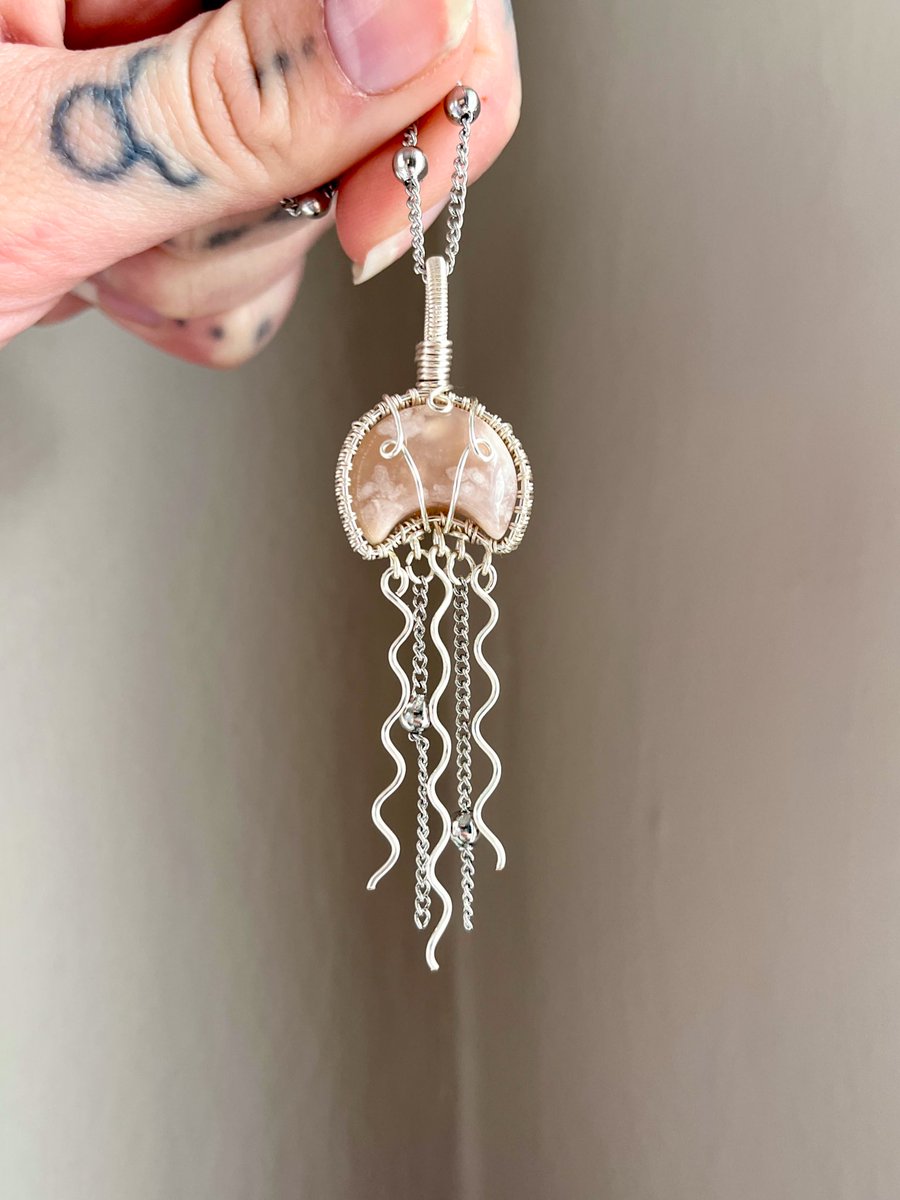 Not sure why the engagement is so rough this week but i’m grateful still for those of you who shared this piece. Truly thank you! Here’s the next jelly for this fridays restock. 🪼🌸