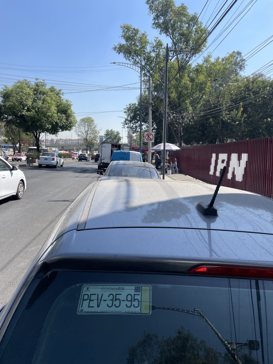Estil0Chilango's tweet photo. @UCS_GCDMX @AzcapotzalcoMx Por favor nos apoyan con los autos que están estacionados en zonas de no estacionarse frente a la junta de conciliación y el ESIME Eje 4 Nte 311, Santo Tomas, #Azcapotzalco, 02020 https://t.co/i9g3Z2KVfr