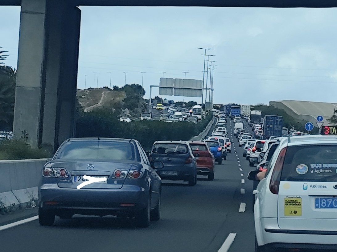 redbentejui's tweet photo. Colapso dirección norte. Colapso dirección sur.

Sin soluciones, sin viviendas, sin garajes, sin alternativas de transporte.

Los dueños del turismo en sus mansiones, los trabajadores atrapados en el tráfico. https://t.co/wvJ50RUzZ9