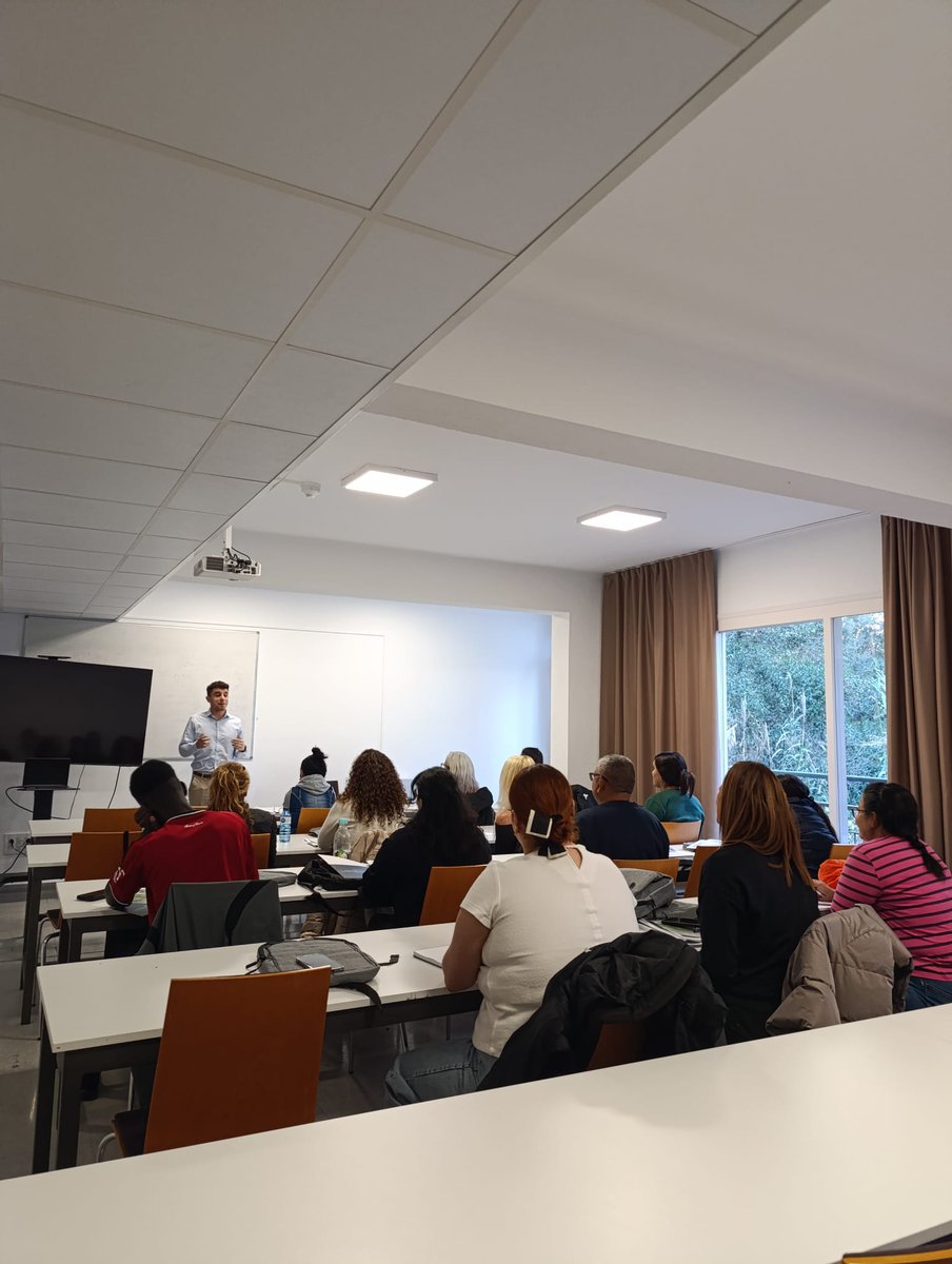 IDFOGirona's tweet photo. Seguim a #LloretdeMar iniciant Tècniques d'elaboració de #combinats amb en Jordi Santa-Isabel de #loveandshake. Esperem tingueu un molt aprenentatge de còctels 🍸🍹per millorar la vostra qualificació professional. https://t.co/OlNucq1NFv