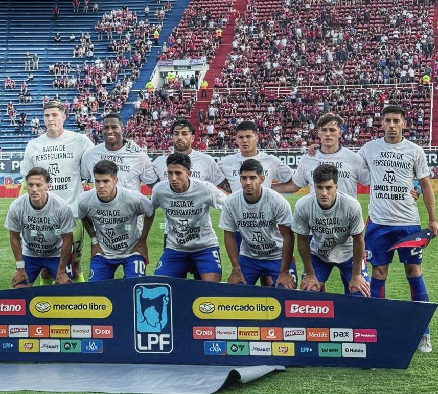 👀😱 Fue INCIATIVA de la dirigencia de #SanLorenzo que los jugadores usen la remera APOYANDO a Claudio #Tapia y #AFA. 

NADIE de la casa madre del fútbol argentino pidió dicha cuestión. ❌