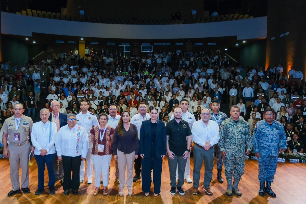 MaraLezama's tweet photo. Inauguramos en #PlayaDelCarmen el Primer Congreso Internacional de Protección Civil y Gestión de Riesgos de Desastres 🌀🌪️, un espacio estratégico que reúne en #QuintanaRoo a más de 750 especialistas de 13 países. 🌎

El objetivo es fortalecer nuestras capacidades operativas, estratégicas y de gobernanza para anticiparnos a los riesgos y salvar vidas. En un estado con un litoral tan amplio y con la llegada de millones de visitantes cada año, la prevención es una obligación ética y política.

Este congreso marca un antes y un después: por primera vez llevamos a cabo en nuestro estado un encuentro internacional de este nivel, alineado a la visión de nuestra presidenta Claudia Sheinbaum Pardo. Frente a fenómenos hidrometeorológicos cada vez más intensos por el cambio climático, la cooperación, la experiencia y la solidaridad de expertas y expertos de México y del mundo fortalecen nuestro compromiso de prevenir, proteger y salvar vidas. 🤲🏼

#HumanistaConCorazónFeminista