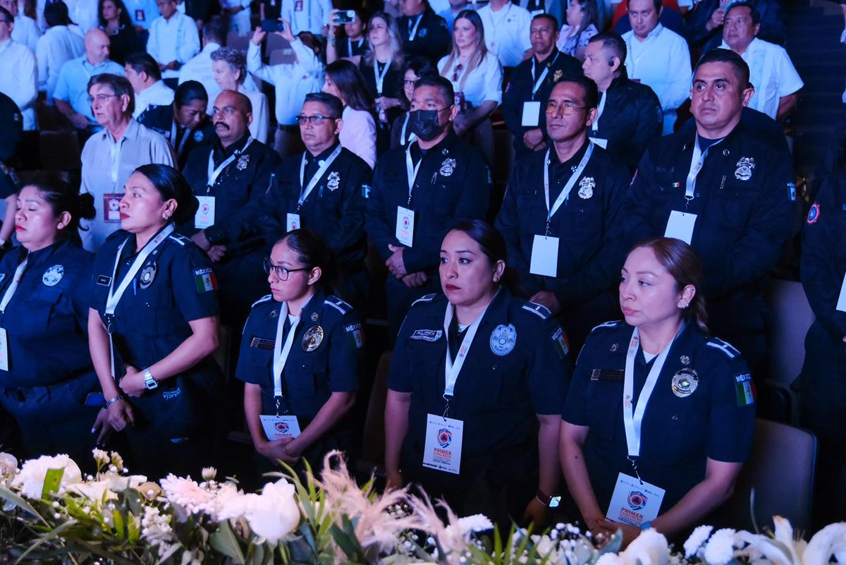MaraLezama's tweet photo. Inauguramos en #PlayaDelCarmen el Primer Congreso Internacional de Protección Civil y Gestión de Riesgos de Desastres 🌀🌪️, un espacio estratégico que reúne en #QuintanaRoo a más de 750 especialistas de 13 países. 🌎

El objetivo es fortalecer nuestras capacidades operativas, estratégicas y de gobernanza para anticiparnos a los riesgos y salvar vidas. En un estado con un litoral tan amplio y con la llegada de millones de visitantes cada año, la prevención es una obligación ética y política.

Este congreso marca un antes y un después: por primera vez llevamos a cabo en nuestro estado un encuentro internacional de este nivel, alineado a la visión de nuestra presidenta Claudia Sheinbaum Pardo. Frente a fenómenos hidrometeorológicos cada vez más intensos por el cambio climático, la cooperación, la experiencia y la solidaridad de expertas y expertos de México y del mundo fortalecen nuestro compromiso de prevenir, proteger y salvar vidas. 🤲🏼

#HumanistaConCorazónFeminista