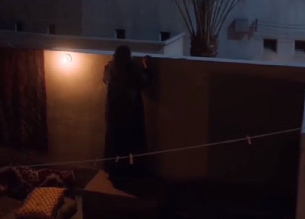 ga_nov's tweet photo. يفتقر مشهد أم سعد إلى المواءمة البيئية
فالانىًحار لا يناسب السياق القيمي لكبار السن الذين يغلب على وازعهم الديني الصلابة تجاه هذه الأفعال!

وكان من الممكن توظيف تاريخها النفسي بهلاوس سمعية بصرية تدفعها للحاق بابنها دون إدراك

فتتحقق التراجيديا دون كسر منطق الشخصية

#شارع_الأعشى https://t.co/ATJ1QjhenA