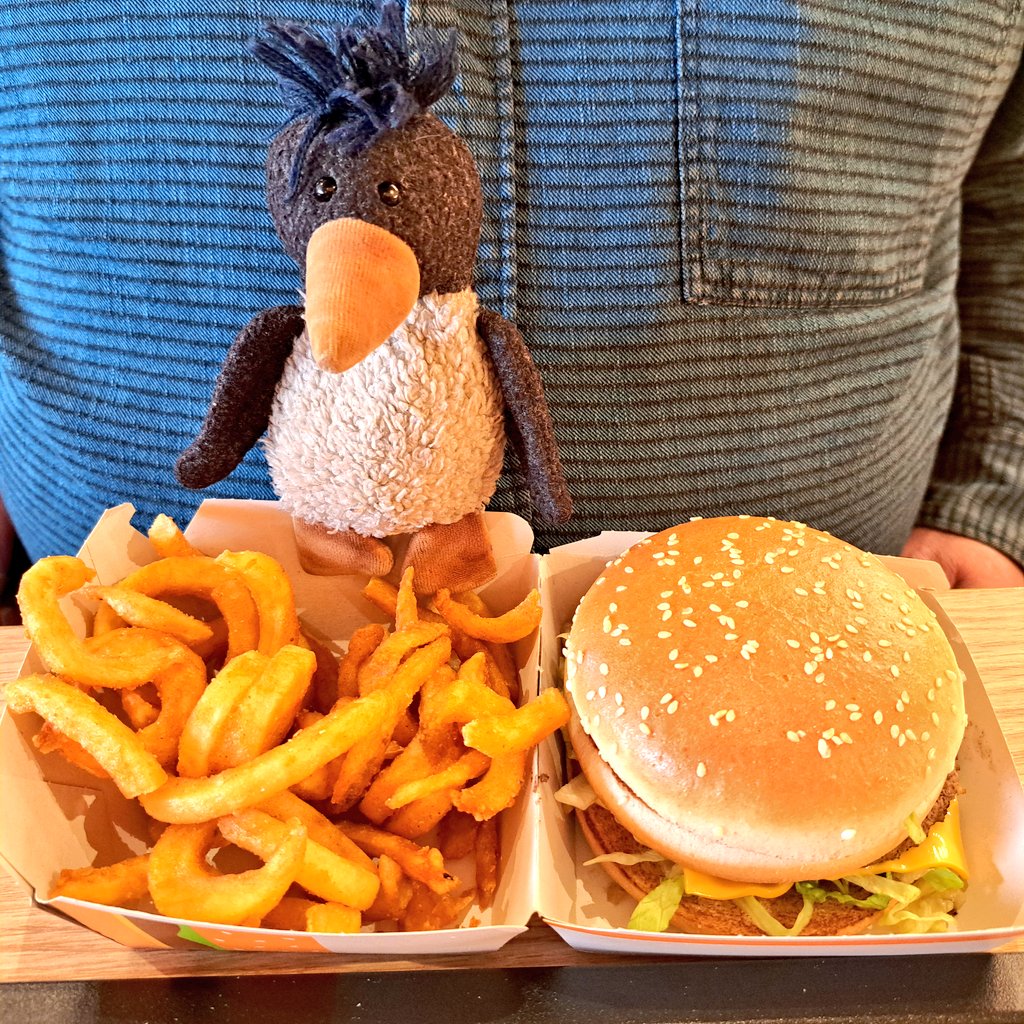 Kringelpommelz beim Schachtelwirt 😋
Ich muss müch stärken, weil ich nämlich wohin will, wo es dunkel sein muss. Das wird bestümmt spät 😊
<a href="/Flori_penguin/">Flori & Konrad</a> und Konrad 🐧🐻 habe ich hier gerade so verpasst. Schade ☹️