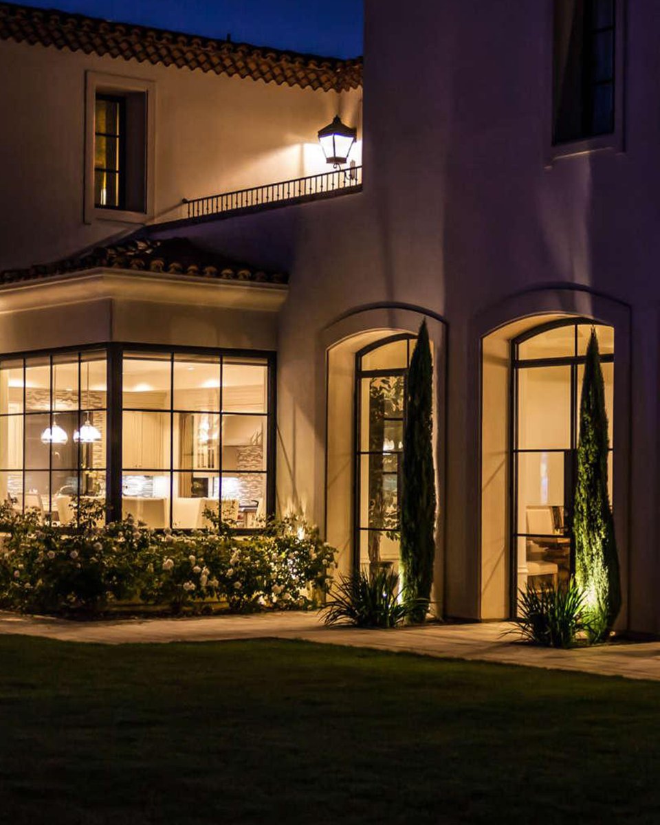 Euroline_Steel's tweet photo. Night settles gently around the home as warm light spills outward, turning the space into a quiet sanctuary after a long day.

Architect: C.R. Carney Architects, Inc.
Builder: Aseet Patel

#eurolinesteelwindows #steelwindowsdoors #architecture https://t.co/Bdi8FnGlQ7
