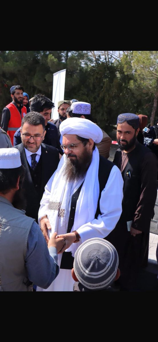 TC_KabilBE's tweet photo. Türk Kızılay tarafından Ramazan programı çerçevesinde hazırlanan 500 adet temel gıda yardım kolisini bugün @ARCSAfghanistan Başkanı Sayın Şahabettin Dilaver'in de katıldığı törenle 250 Afgan aileye teslim ettik. Türkiye kardeş Afgan halkının yanında olmaya devam ediyor. @Kizilay https://t.co/GbKTITvVgc