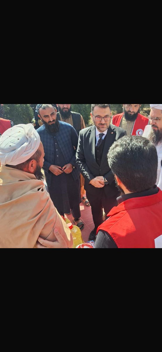 TC_KabilBE's tweet photo. Türk Kızılay tarafından Ramazan programı çerçevesinde hazırlanan 500 adet temel gıda yardım kolisini bugün @ARCSAfghanistan Başkanı Sayın Şahabettin Dilaver'in de katıldığı törenle 250 Afgan aileye teslim ettik. Türkiye kardeş Afgan halkının yanında olmaya devam ediyor. @Kizilay https://t.co/GbKTITvVgc