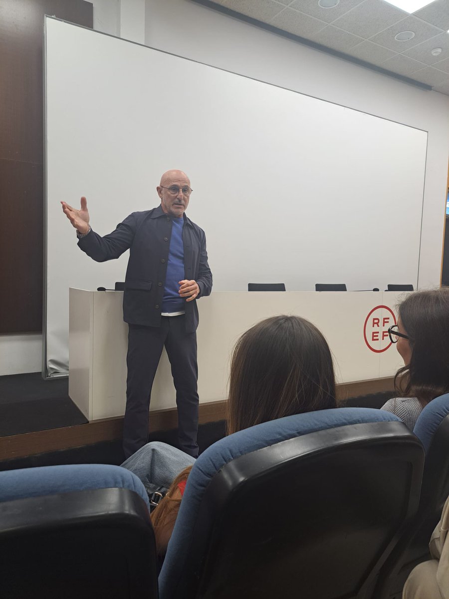 Un placer compartir este encuentro con Luis de la Fuente.

Gracias también a Saúl Ramos y a Alberto Quintanilla, director de Títulos Propios de la Universidad Europea Miguel de Cervantes, por acompañarnos. ⚽👏