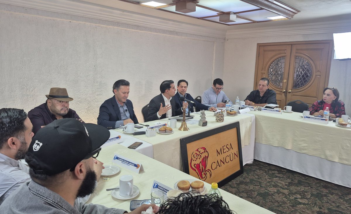 Sobre el tema de becas escolares, el invitado a la Mesa Cancún, <a href="/FroylanGamezG/">Froylán Gámez Gamboa</a>, titular de la <a href="/SECSonora/">SEC Sonora</a>, anotó que con una inversión de mil mdp es único proyecto único en México: "el gobernador <a href="/AlfonsoDurazo/">Alfonso Durazo</a> tiene el mejor programa de becas en todo el país ", dice.