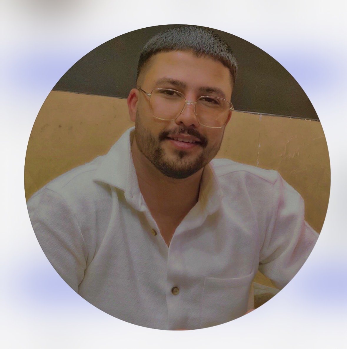 وای بر ما اگه جاویدناممون گمنام بمونه٫

#حمید_باقری_تبار روز ۱۸ دی در مشهد با شلیک گلوله به سرش کشته میشه.

خانوادش با وجود فشارهای امنیتی درخواست کردن برای احترام به بچشون نامش توسط اقای ویسی خونده بشه و نزاریم گمنام بمونه💔