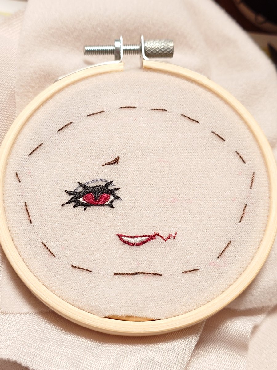 片目だけでだいぶ疲れた… 刺繍凄い人本当尊敬する…