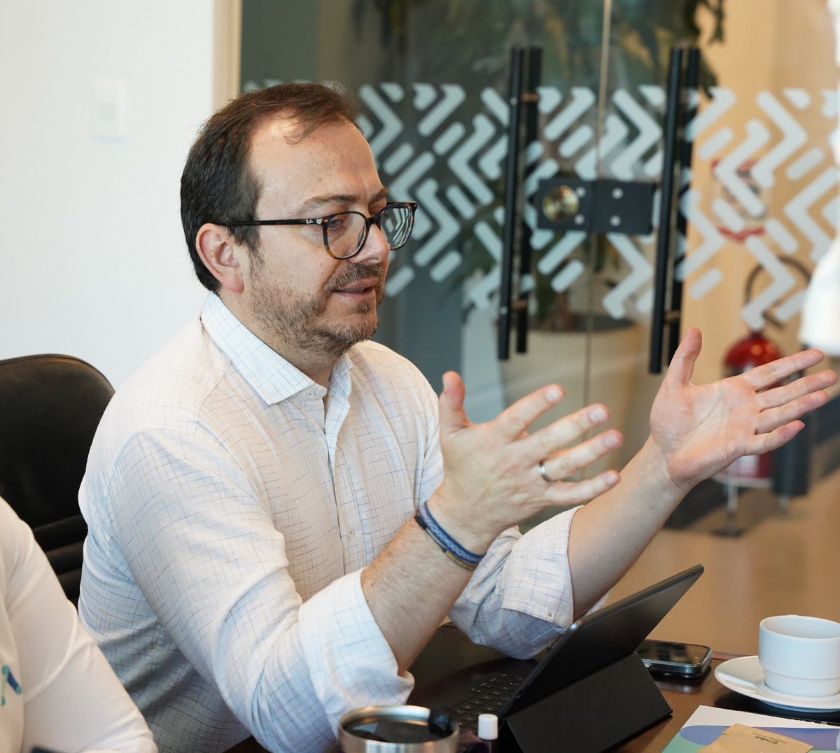 Superservicios's tweet photo. Desde Barranquilla, el superintendente de Servicios Públicos Domiciliarios, Felipe Durán Carrón (@felipedurancarr), lidera el Puesto de Mando Unificado (PMU) para hacer seguimiento técnico al mercado energético del Caribe, que en el caso de la empresa @Aire_Energia atiende a más de 1,3 millones de usuarios en los departamentos de Atlántico, Magdalena y La Guajira.

El objetivo es: 
✅ Garantizar la continuidad y calidad del servicio de energía. 
✅ No afectar la prestación del servicio ni perjudicar a los usuarios. 
✅ Tomar decisiones con base en información técnica y coordinación institucional.

En este espacio participan la @comisioncreg , el @DNP_Colombia, el @MinEnergiaCo, el @MinHacienda  y la empresa Air-e, articulando acciones para proteger a los usuarios y dar estabilidad al mercado.

El #GobiernoDelCambio tiene como prioridad garantizar que el Caribe cuente con un servicio de energía seguro, confiable y continuo; por ello, se adelanta un seguimiento permanente, una coordinación interinstitucional rigurosa y la adopción de decisiones responsables que protejan a los usuarios y aseguren la estabilidad del sistema eléctrico en la región.

#SuperserviciosEnLasRegiones