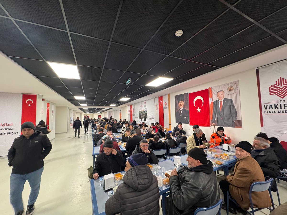 ErzurumVakiflar's tweet photo. 📍 Erzincan Terzibaba Sofrası - Erzincan Mengücek Gazi Eğitim ve Araştırma Hastanesi

İftar programlarımızın 7. gününü, vakıf geleneğimizin bereketi ve paylaşma ruhuyla tamamladık.

Aynı sofrada buluştuğumuz tüm vatandaşlarımıza teşekkür ediyor, birlik ve beraberliğimizin daim olmasını diliyoruz.

📍 Erzurum - Nene Hatun Sofrası
📍 Erzincan - Terzibaba Sofrası
📍 Bayburt - Dede Korkut Sofrası (Taşhan Bedesten)
📍 Ağrı - Hanibaba Sofrası (Şazeli Kafe Restaurant)
📍 Kars - Harakani Sofrası (İstasyon Camii Kültür ve Taziye Evi)
📍 Iğdır üniversitesi - Karaağaç Kampüsü
📍 Ardahan - Bingöl lokantası

@muslu24 @VakiflarGM