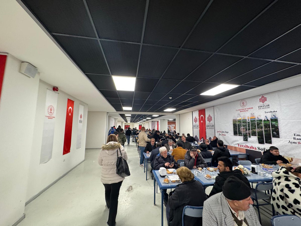 ErzurumVakiflar's tweet photo. 📍 Erzincan Terzibaba Sofrası - Erzincan Mengücek Gazi Eğitim ve Araştırma Hastanesi

İftar programlarımızın 7. gününü, vakıf geleneğimizin bereketi ve paylaşma ruhuyla tamamladık.

Aynı sofrada buluştuğumuz tüm vatandaşlarımıza teşekkür ediyor, birlik ve beraberliğimizin daim olmasını diliyoruz.

📍 Erzurum - Nene Hatun Sofrası
📍 Erzincan - Terzibaba Sofrası
📍 Bayburt - Dede Korkut Sofrası (Taşhan Bedesten)
📍 Ağrı - Hanibaba Sofrası (Şazeli Kafe Restaurant)
📍 Kars - Harakani Sofrası (İstasyon Camii Kültür ve Taziye Evi)
📍 Iğdır üniversitesi - Karaağaç Kampüsü
📍 Ardahan - Bingöl lokantası

@muslu24 @VakiflarGM