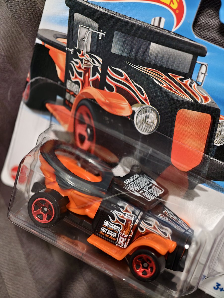 Дамы, не хочу сильно хвастаться, но у меня есть хот вилз в виде унитаза на колёсах