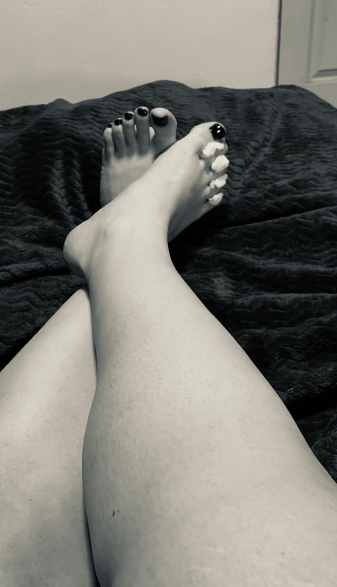LushStepLace's tweet photo. Should I post it in color?
#feetworshi̇p #pedicure #feet https://t.co/SNqkczSubP