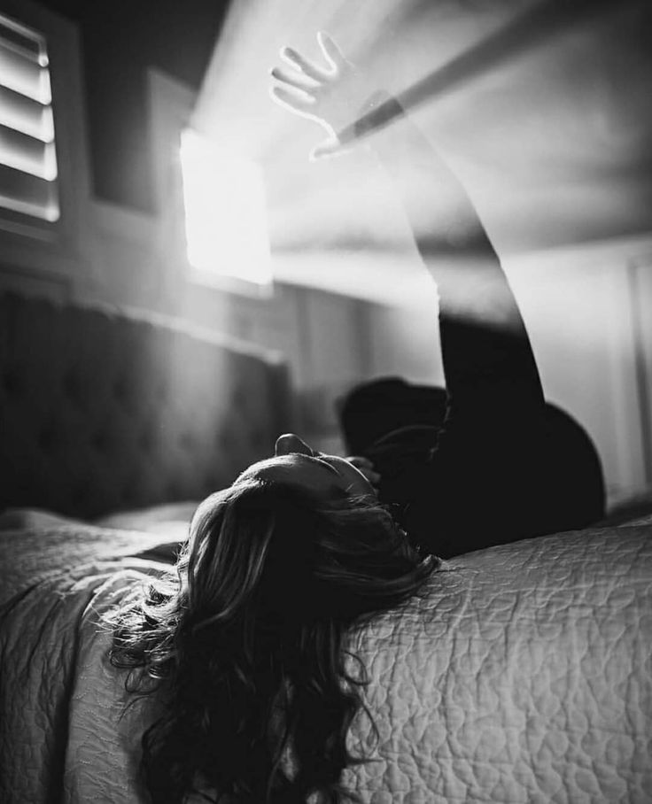 Hay llamas
que ya no responden
a tu voz,
bocas que fueron sombra
sobre el sol
y hoy apenas polvo tibio
en la memoria del paladar.

Yo no recojo cenizas.
No negocio con fantasmas.

°𝐆𝐢𝐫𝐞á𝐧 𝐃𝐢 𝐋𝐮𝐜𝐚