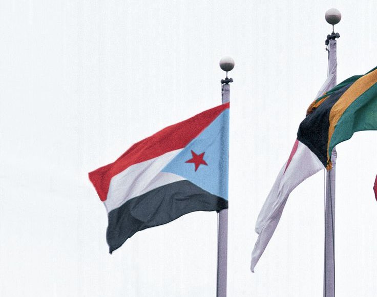 الوحدة اليمنية لم تسقط بقرار واحد ،
بل تآكلت على مراحل :

انتهت شعبياً حين فرضت بالقوة عام 1994م ،
وانتهت عسكرياً مع تحولات 2015م ،
وتفككت سياسياً مع إعادة تشكيل المشهد 2022م ،
وتراجعت إقليمياً مع الاعتراف بالقضية 2026م،
والأيام كفيلة بكشف موقعها دوليــاً_•• 202 ..

ليست