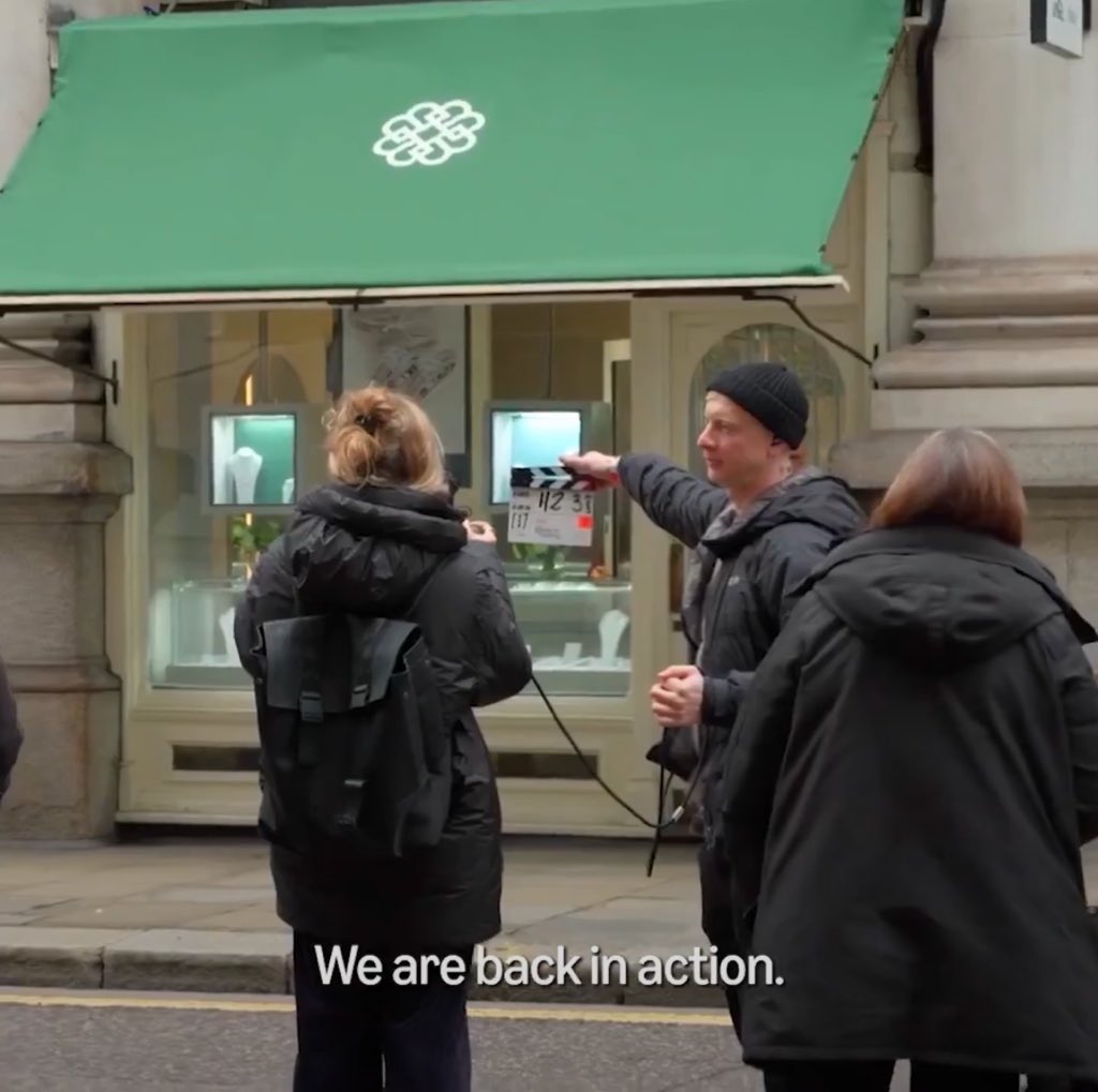a jewelry store omg are we gonna see henry buying the engagement ring for alex?????