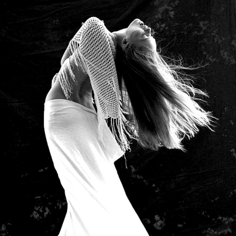 Me levanto.
Con las fracturas
respirando luz,
con la fiebre
aún indómita,
con esta carne
—consciente
de su propia combustión.

°𝐆𝐢𝐫𝐞á𝐧 𝐃𝐢 𝐋𝐮𝐜𝐚