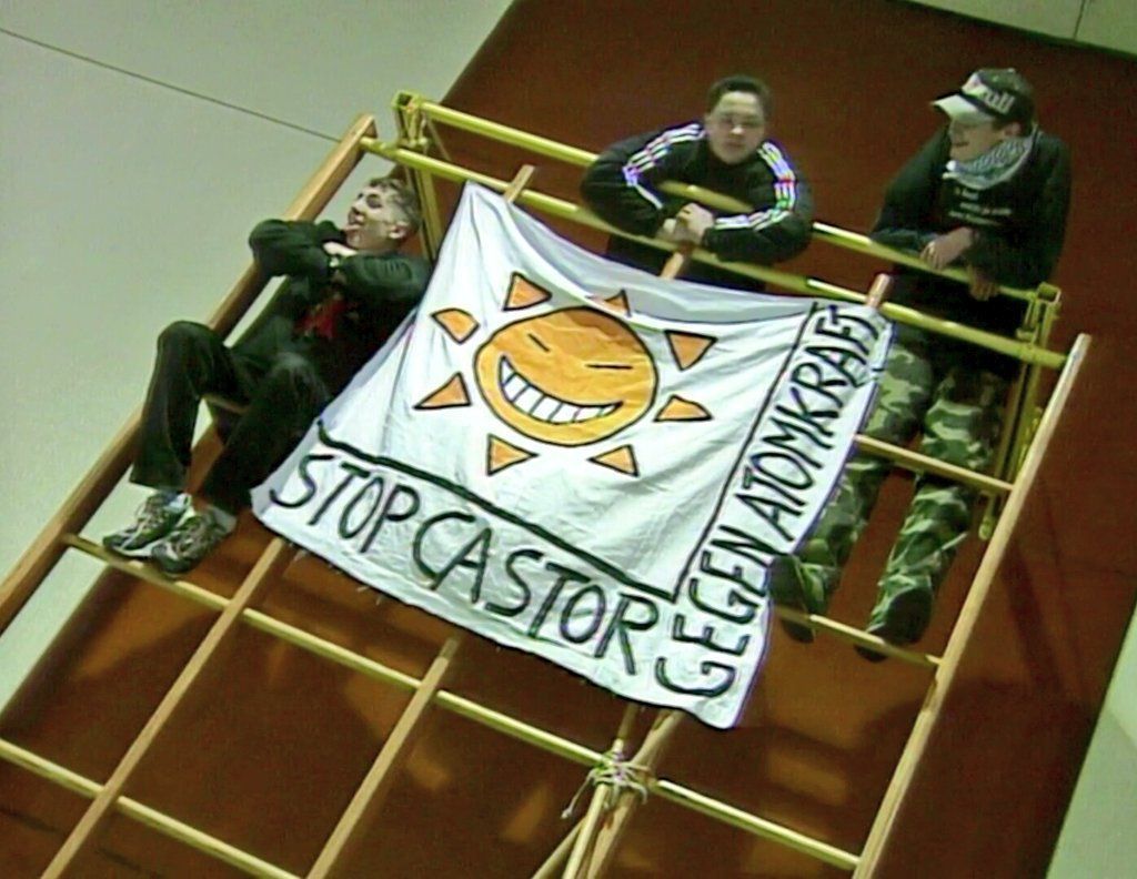 RadicalPast's tweet image. Schüler*innen die mutig Stellung beziehen, gab es natürlich schon vor #FridaysForFuture. Z.B. am 25.02.97 im Wendland. Im Rahmen der Anti-Castor Proteste verbarrikadierten sich Schüler*innen in Turnhallen, die zur Unterbringung von Polizeikräften beschlagnahmt werden sollten.