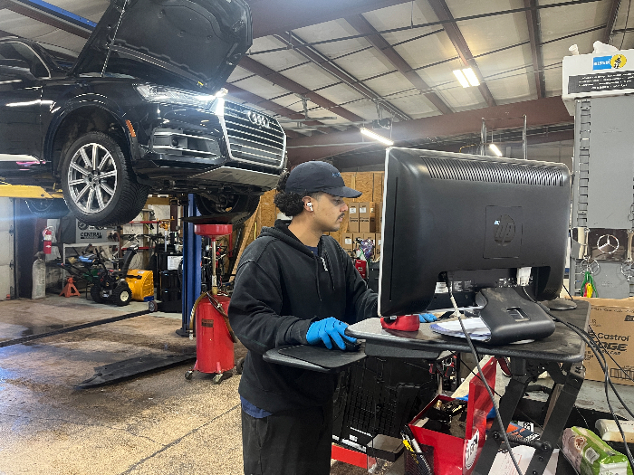 arborMOTION's tweet image. Did you know ArborMotion offers a friendly door-to-door shuttle service every day in the Ann Arbor area? We make car maintenance easy for you! Learn more at arbormotion.com/appointment 📞 (734) 761-1088 #CarMaintenance #AutoRepair 🚗✨