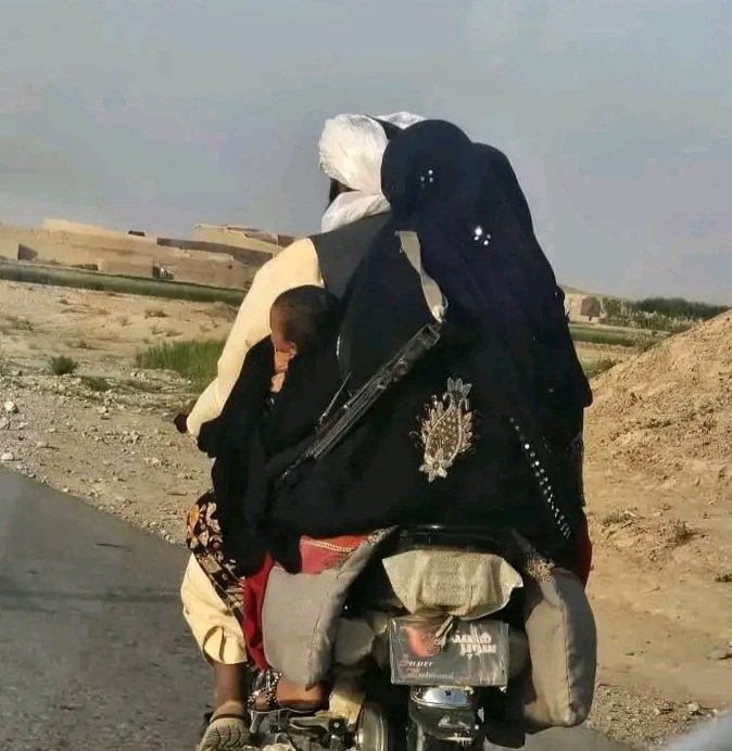 Fattimah31's tweet photo. افغانستان کې دامن سبب دافغانانو جهادي مبارزه وه.
افغانانو وروڼو څه 
چي دافغانانو #ملالو خوندو هم پکې برخه اخیستې 
تاسو يې تصوير کې ليدلی ش�� 👇 
رقیبانو دقصده يې لایک 💔🥰💯 https://t.co/ecrS7MgWXo
