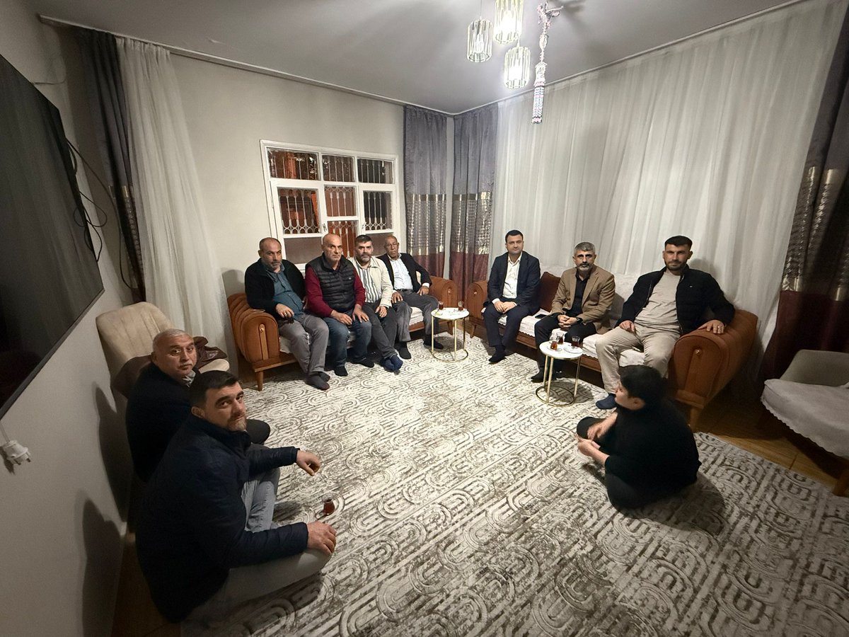 📍 Kiremithane Mah. | İftar

İlçe Başkanımız Sn. Mehmet Murat Kılınç, 6. Bölge Başkanımız Sn. Eyüp Yıldız ve Yüreğir Belediye Meclis Üyemiz Sn. Mehmet Sait Baturay, Kiremithane Mahallesi’nde Sn. Yasemin Duman’ın gönül sofrasına misafir oldular.

Ramazan ayının bereket ve paylaşma
