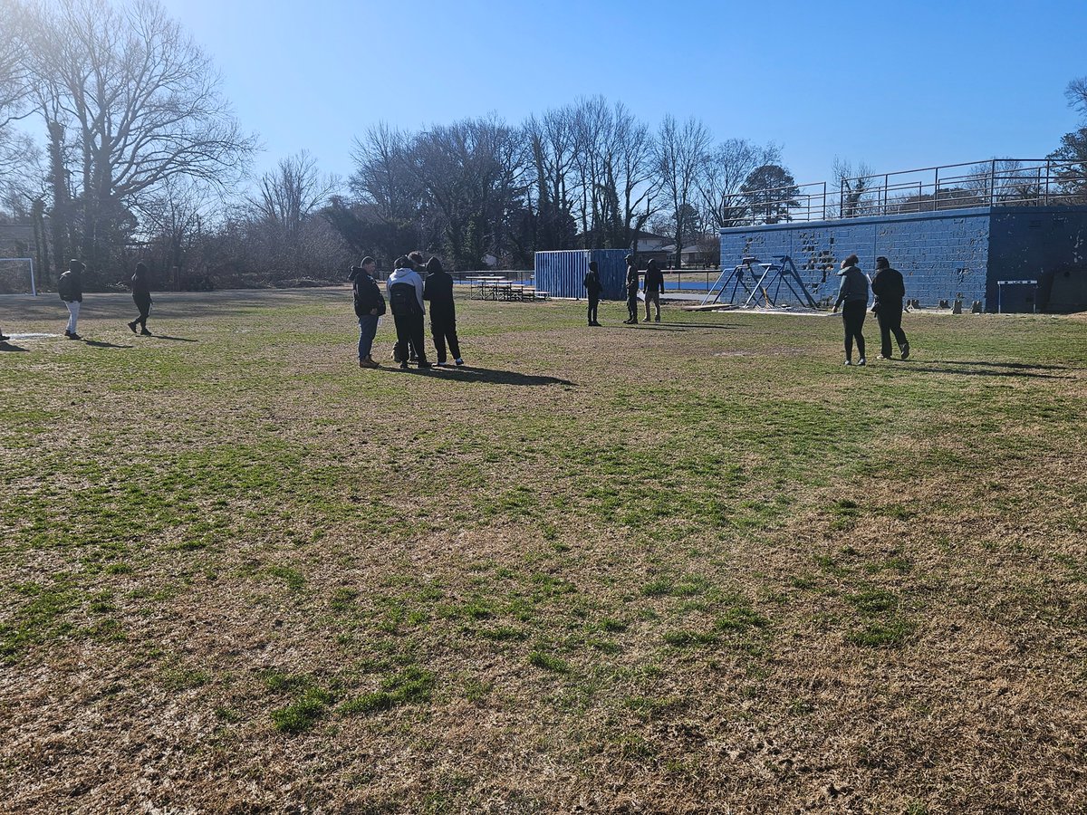 PhoebusHS1's tweet photo. Ms. Hulick's Environmental Science students collected and analyzed soil core samples this week to study soil horizons, composition, and human impact. There’s no substitute for real field work. The world is our laboratory. 🌎 @david_coccoli @vibrown68 @VAeducatorLBI @VickyHulick https://t.co/gTRUZfTGWp