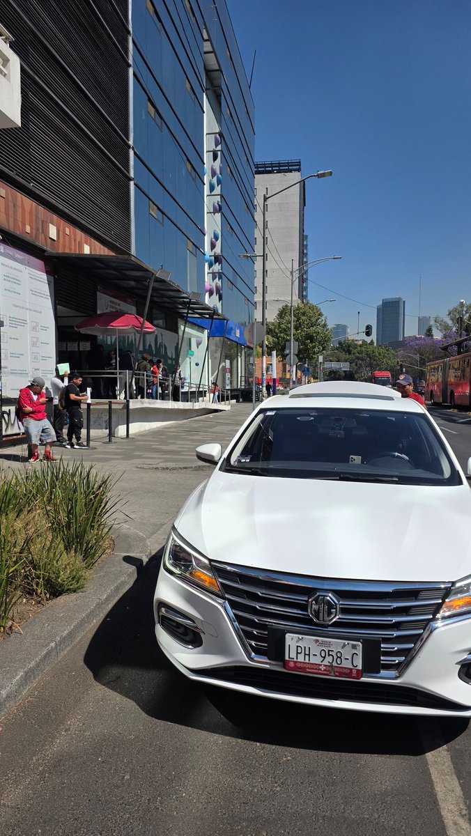 Auto invadiendo totalmente la ciclovía, son tan ineptos que lo hacen frente a tus oficinas <a href="/HectorUlisesGN/">Héctor Ulises García Nieto</a> y no hay sanción ciudad sin reglas <a href="/BicireporteraDF/">Bicireportera CDMX</a> <a href="/supercivicosmx/">Los Supercívicos</a>