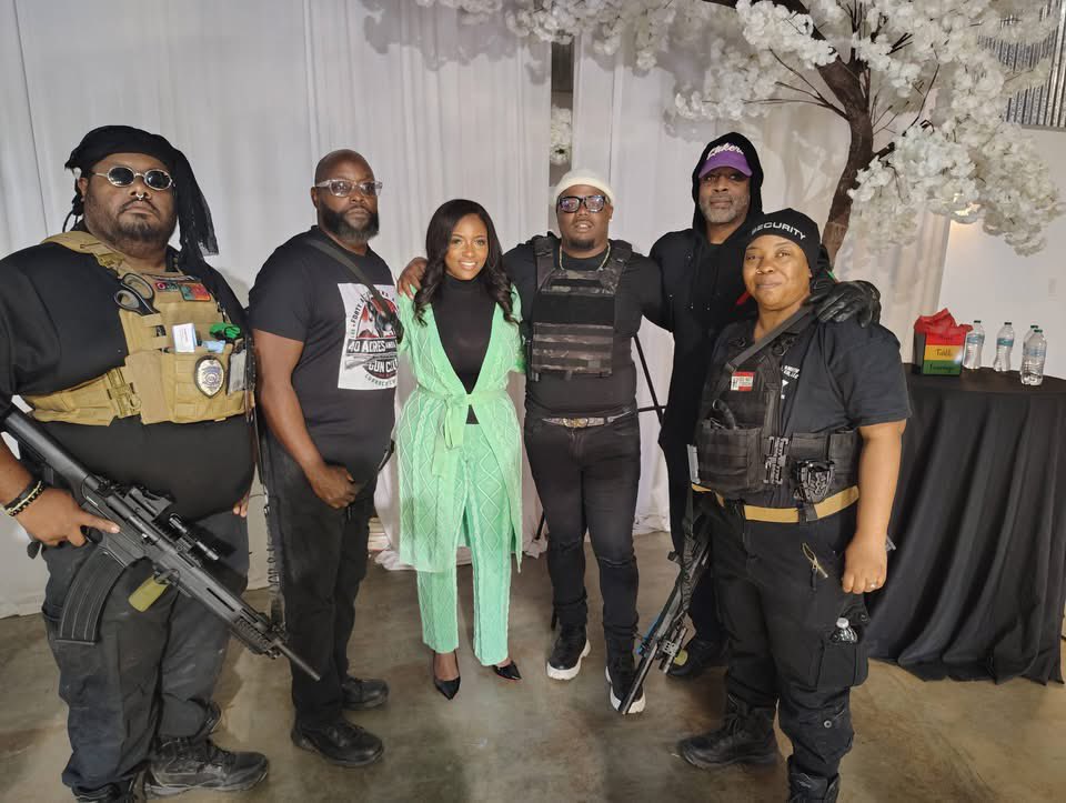 Protecting our sister 
#BlackExcellence #JasmineCrockett