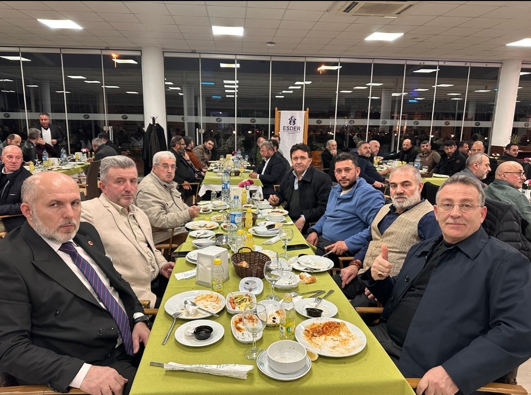Kartal ilçe başkanımız Hayati Durmuş başkan yardımcılarımız ile beraber. 
Esnaf ve Sanatkarlar Derneğinin (ESDER) Ahi  iftarına katılım sağladı.
Başkan Sn. Mahmut ÇELİKUS beye misafirperverliği için teşekkür ederiz.